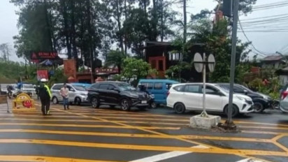 Info Mudik: Jalur Puncak Macet, Antrean Kendaraan Capai 12 Kilometer