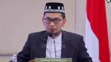 Benarkah Bersalaman Usai Shalat Tidak Wajib? Kata Ustaz Adi Hidayat Utamanya Lakukan....