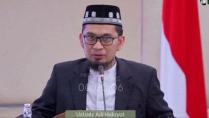 Benarkah Bersalaman Usai Shalat Tidak Wajib? Kata Ustaz Adi Hidayat Utamanya Lakukan ....