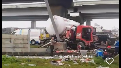 Mobil Truk Tangki Gas LPG Alami Kecelakaan di Ruas Tol Japek hingga Melintang