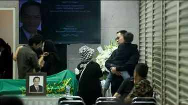 Sejumlah kerabat mendatangi tempat di semayamkannya aktor senior Ray Sahetapy, di Rumah Duka RSPAD Gatot Subroto, Jakarta Pusat, Rabu (2/4/2025)