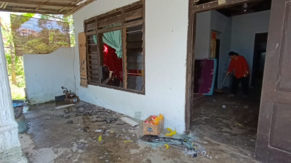 Kejatuhan Petasan Ukuran Besar dari Balon Udara, Rumah dan Mobil Warga Tulungagung Rusak Parah