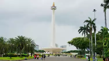 Suasana Monumen Nasional (Monas) yang dipadati pengunjung untuk berwisata keluarga pada libur Hari Raya Idul Fitri, Jakarta, Selasa, (01/04/2025).