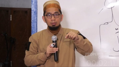 Jangan Lagi Bawa Barang Ini saat Shalat, Ustaz Adi Hidayat Tegaskan Bisa Merugi karena ....
