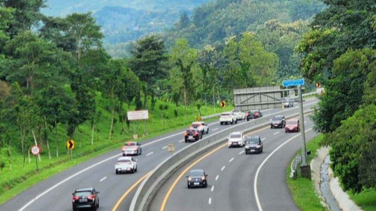 Polisi Sebut Arus Kendaraan di Tol Jawa Tengah Dipadati Pemudik Lokal
            - galeri foto