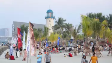 Rekreasi Santai di Land’s End PIK.