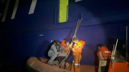 Bakamla Evakuasi 12 Kru Kapal Terbakar di Perairan Banten