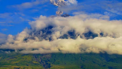 Gunung Semeru Kembali Erupsi  Semburkan Kolom Abu 900 Meter, Masyarakat Diimbau Patuhi Radius Aman