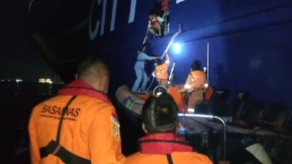 Kebakaran Kapal Feri di Perairan Pulau Tarahan Banten: Tim SAR Evakuasi 17 ABK