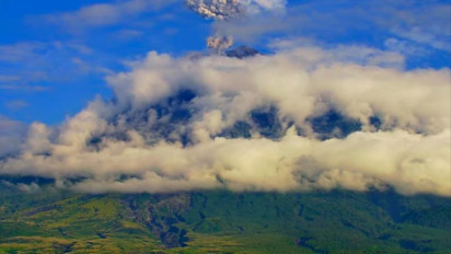 Gunung Semeru Erupsi Disertai Letusan Setinggi 700 Meter di Atas Puncak