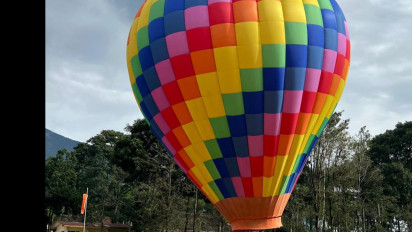 Serunya Naik Balon Udara di Atas Kebun Teh Wonosari Jadi Pilihan Libur Lebaran