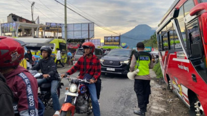 Lonjakan Wisatawan Libur Lebaran, Polres Wonosobo Berlakukan Sistem Satu Arah di Jalur Dieng