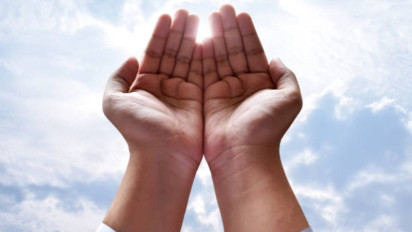 Doa Malam Pengusir Kefakiran: Pesan Ustaz Adi Hidayat untuk Hamba yang Bertawakal