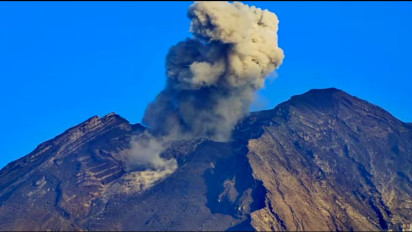 Gunung Semeru Erupsi dengan Tinggi Letusan 1 Km di Atas Puncak