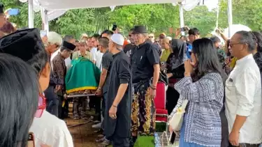 Jenazah Ray Sahetapy dimakamkan di TPU Tanah Kusir, Jakarta Selatan, Jumat (4/4).