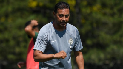 Ikut Tradisi Mudik Lebaran, Asisten Pelatih Timnas Indonesia Denny Landzaat Pulang Kampung ke Ambon, Tak Disangka Pidatonya...