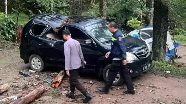 Pohon pinus juga menimpa sebuah mobil di kawasan New Sekipan, Kabupaten Karanganyar, Jawa Tengah, Jumat (4/4/2025).