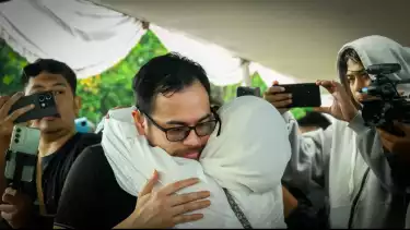 Prosesi pemakaman Ray Sahetapy yang di hadiri keluarga besar yang berlangsung di TPU Tanah Kusir, Jakarta Selatan, Jumat (4/4/2025)