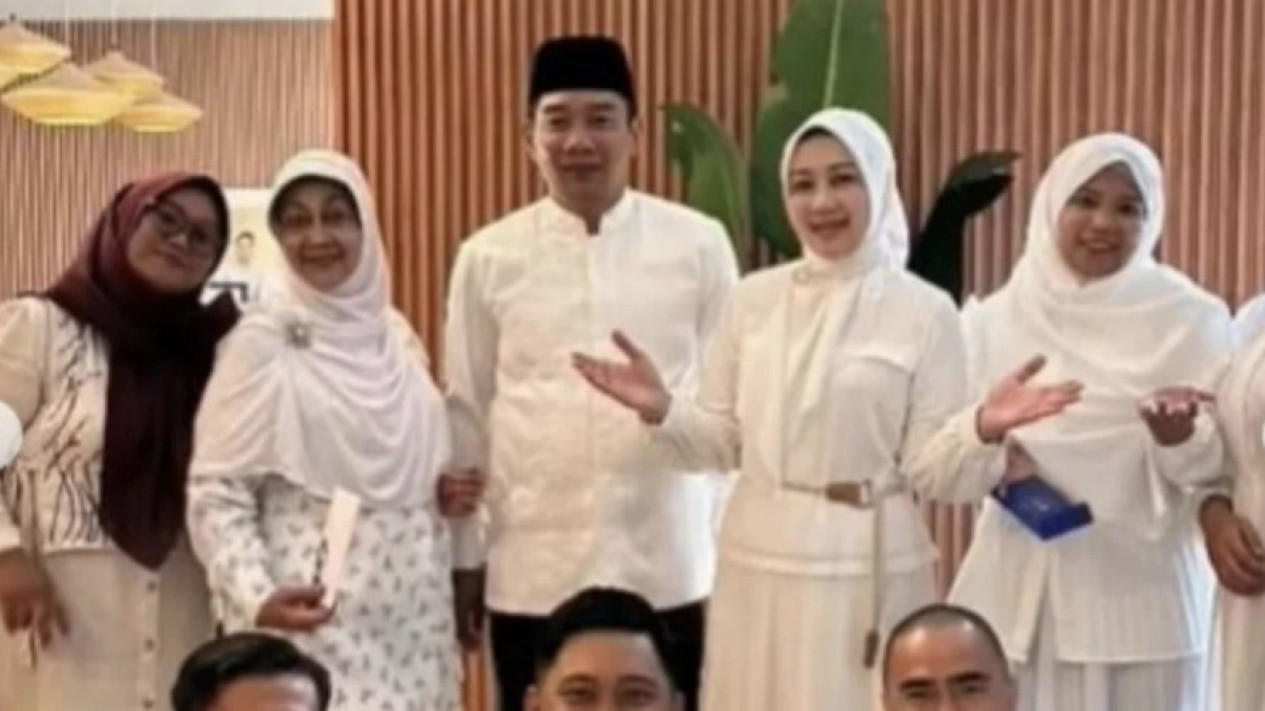 Wajah Ridwan Kamil saat Foto Lebaran jadi Sorotan di Tengah Dugaan Kasus Perselingkuhannya dengan Lisa Mariana
            - galeri foto