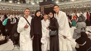 Rizky Ridho ajak keluarga umrah