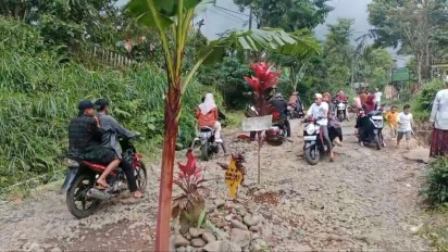 Kondisi Jalan di Krucil Probolinggo Memprihatinkan, Warga Minta Pemerintah Bertindak