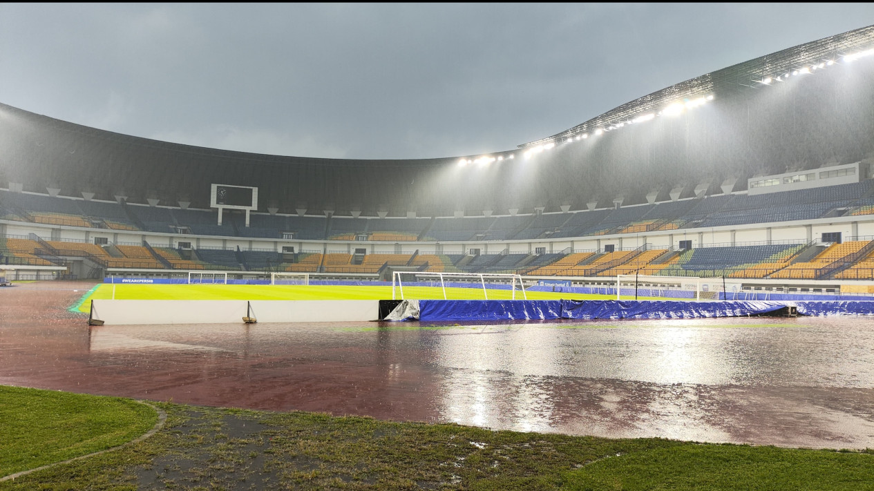 Persib Bandung Bubarkan Gim Internal Karena Hujan Deras 
            - galeri foto