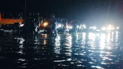 Jalan Arteri Soekarno Hatta Bandung Terendam Banjir, Sejumlah Pemudik yang Terjebak Banjir