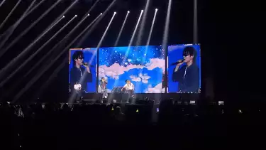 Jay B di konser solonya yang bertajuk TAPE:RE LOAD in Jakarta yang digelar di Kasablanka Hall, Sabtu (5/4/2025).