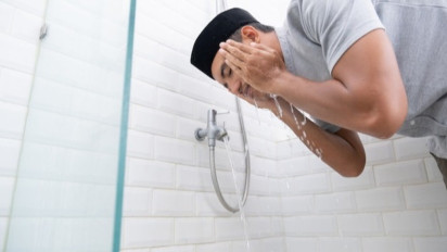 Memangnya Boleh Wudhu di Kamar Mandi yang Ada Kloset? Ini Penjelasan Buya Yahya