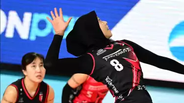 Aksi spike Megawati Hangestri saat pertandingan Red Sparks vs IBK Altos.