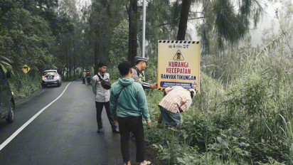 Polres Malang Pasang Puluhan Papan Imbauan dan Cermin Cembung di Jalur Wisata Bromo