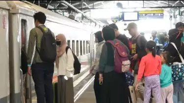Suasana penumpang kereta api di Stasiun Tugu Yogyakarta.