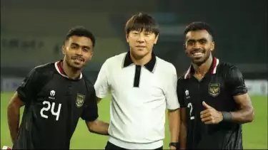 Yance Sayuri dan Yakob Sayuri berpose bersama mantan pelatih Timnas Indonesia, Shin Tae-yong