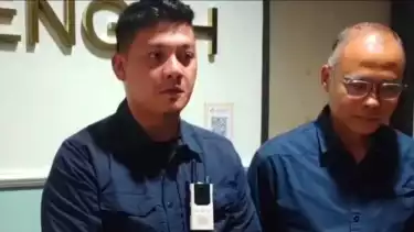 Ipda E saat menyampaikan permintaan maaf atas tindakan kekerasan terhadap jurnalis di Stasiun Semarang Tawang.