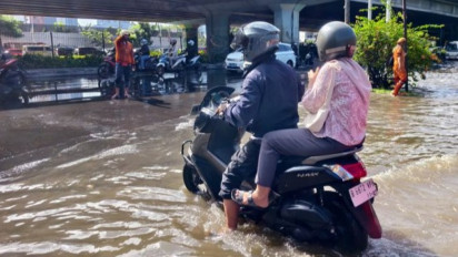 Jalan Outer Ring Road Jakarta Barat Terendam Banjir, Sejumlah Sepeda Motor Mogok