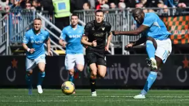 Jay Idzes (tengah) saat membela Venezia melawan Napoli.