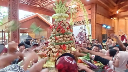 Warga Blitar Berebut Gunungan Ketupat Cokelat