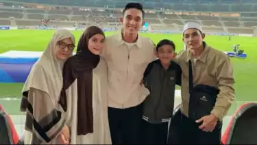 Rizky Ridho bersama keluarga besar menonton laga Timnas Indonesia U-17 Vs Yaman U-17