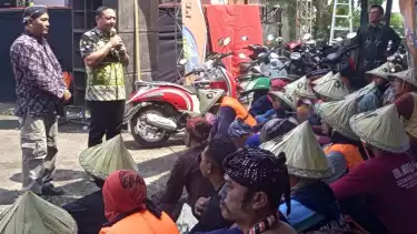 Kepala Desa Sambiroto Sulistiyono (kiri) dan Kepala Dinporapar Kabupaten Pati Rekso Suhartono (kanan) memberikan sambutan di hadapan para nelayan.