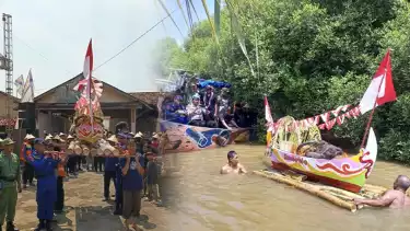 Larung sesaji di perayaan Lomban Kupatan Tayu Pati.