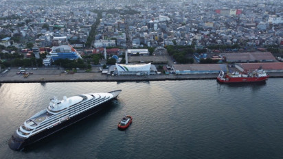 Muat 177 Wisatawan, Kapal Pesiar Mewah Scenic Eclipse II Sandar di Pelabuhan Makassar
