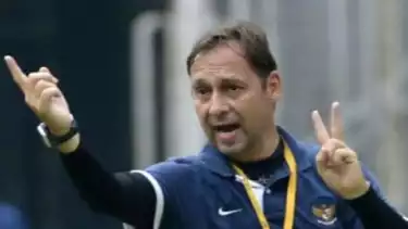 Wolfgang Pikal saat menjadi asisten pribadi Alfred Riedl di Timnas Indonesia