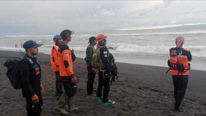 Pencarian Satu Korban Terseret Ombak Pantai Bambang, Lumajang Terus Dilakukan