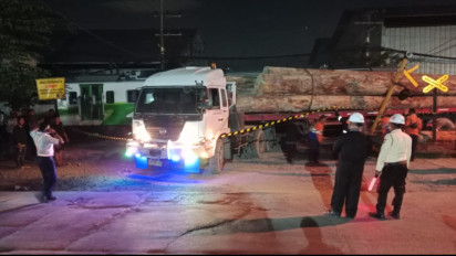 Kereta Komuter Line Jenggala Terlibat Kecelakaan dengan Truk Muat Kayu Logging, Asisten Masinis Tewas