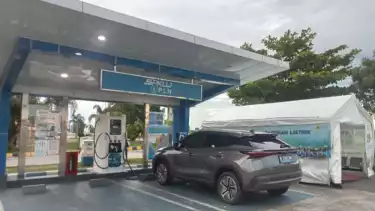 Kendaraan listrik tengah charging di SPKLU