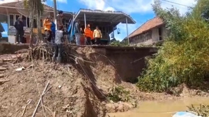 Longsor Tepian Sungai Musi Putuskan Jalan, Ratusan Rumah Warga Terisolir