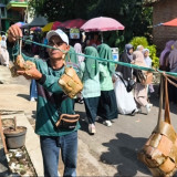 Rayakan Lebaran Ketupat, Warga Kampung NU Magetan Gantung Ribuan Ketupat di Depan Rumah Gratis