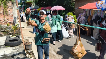 Rayakan Lebaran Ketupat, Warga Kampung NU Magetan Gantung Ribuan Ketupat di Depan Rumah Gratis