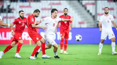 Aksi Thom Haye dalam pertandingan grup C antara Timnas Indonesia vs Bahrain.