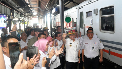 Gubernur Jateng Lepas Ratusan Pemudik Gratis Balik ke Perantauan Naik Kereta Api
